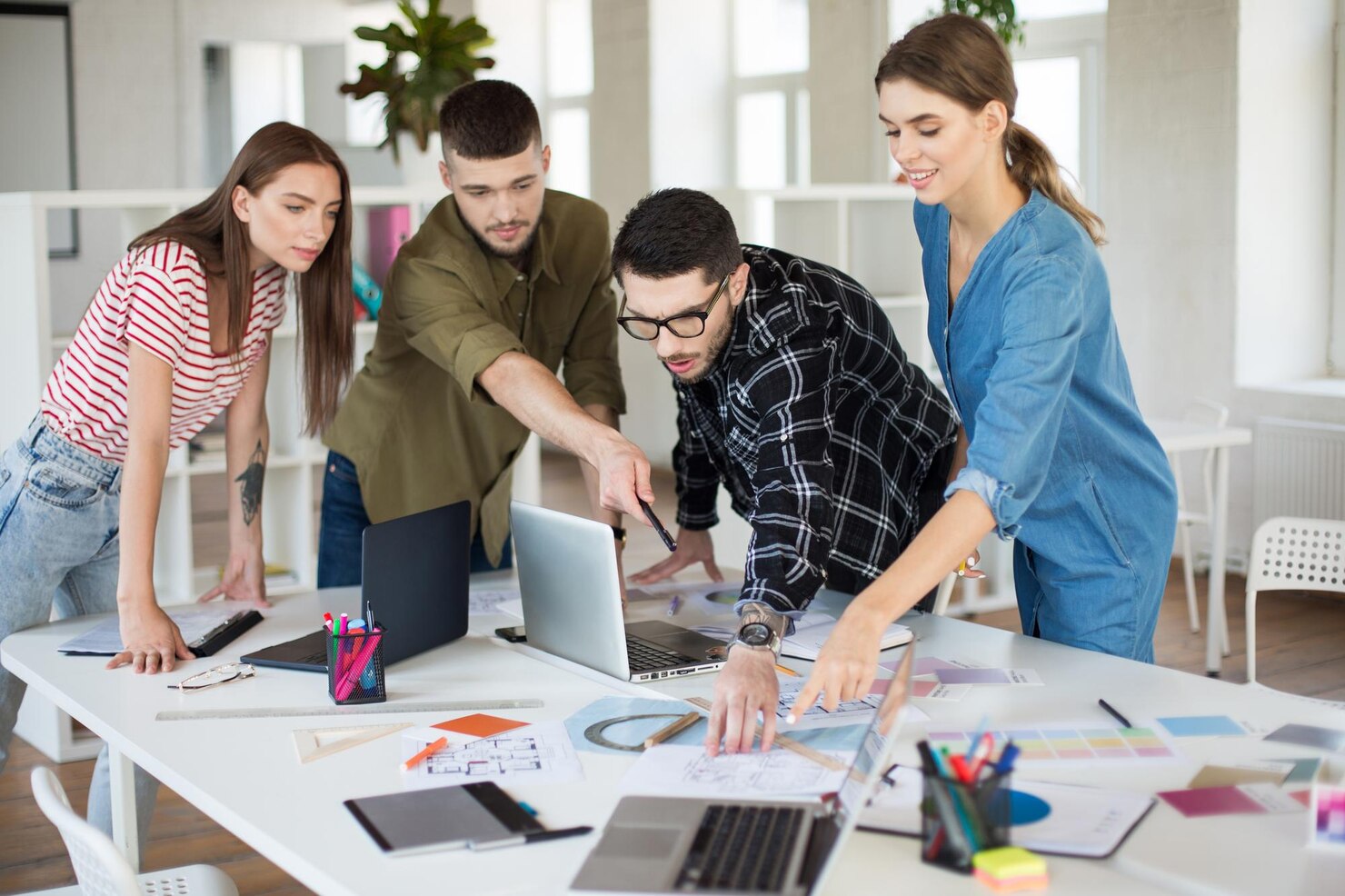 Teamarbeit im Designstudio
